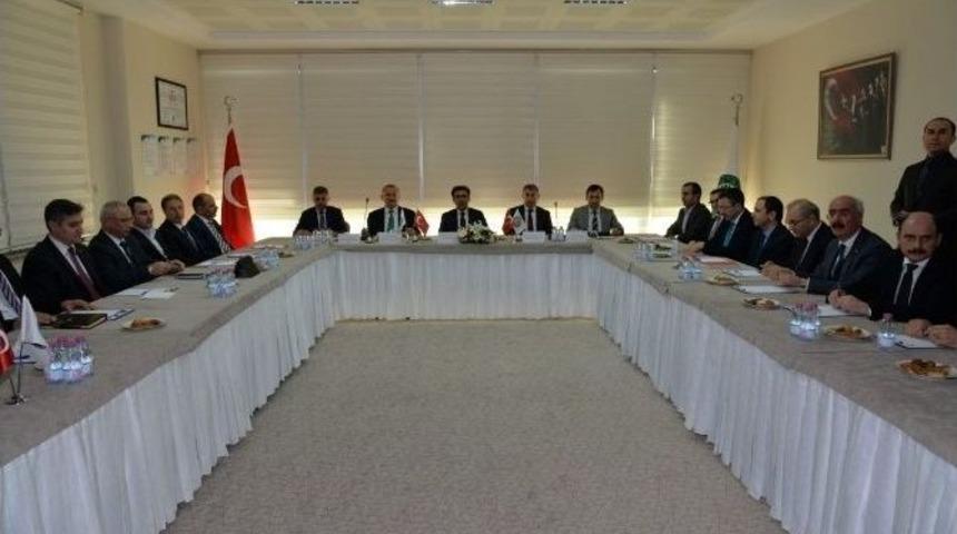 Vali G&uuml;zeloğlu, Meslek Değerlendirme Toplantısına Katıldı