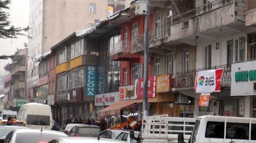 &Ccedil;atılarda Biriken Kar K&uuml;tleleri Kazalara Davetiye &Ccedil;ıkarıyor