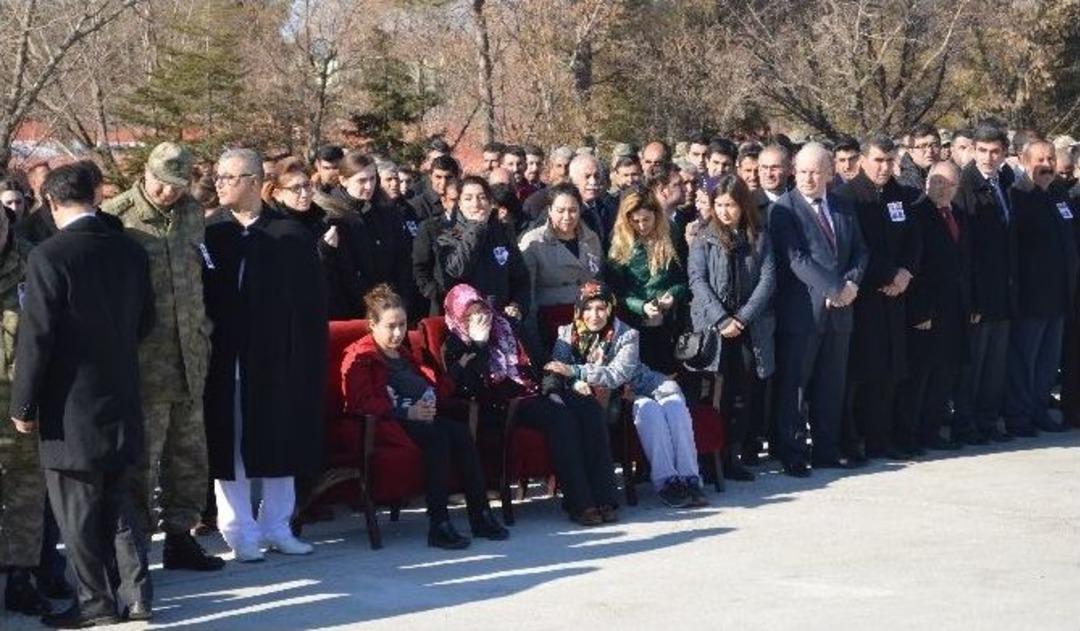 Şehit Eşi, Cenazeye Sarılarak Eşinin Fotoğrafını &Ouml;pt&uuml;