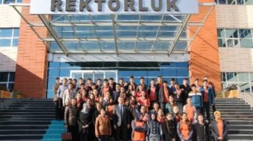 &Uuml;niversitenin Liseli Konukları