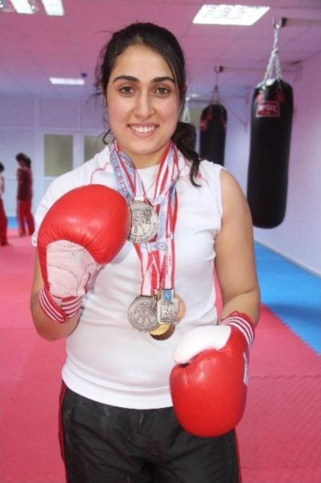 Hayallerine Yumruk Atıyor