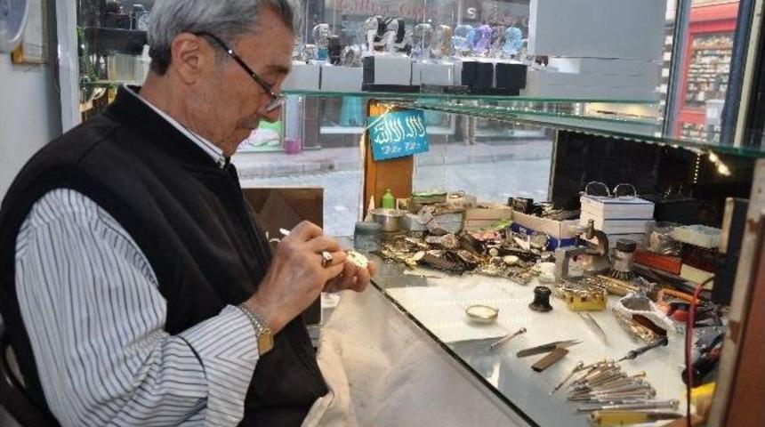 Simav&rsquo;ın Emektar Saat Ustası Yıllara Direniyor