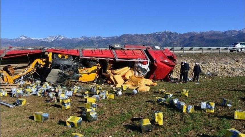 Erbaa&rsquo;da Kamyon Şarampole Devrildi: 2 Yaralı