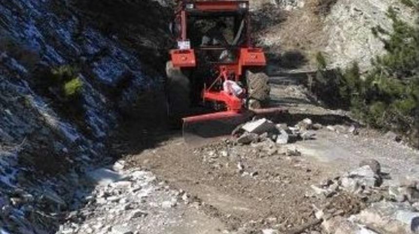 B&ouml;l&uuml;kyazı K&ouml;y&uuml; Yoluna Toprak Kayması