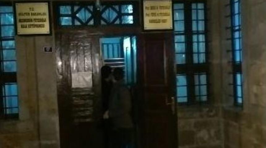 2 &Ouml;ğrenci Halk K&uuml;t&uuml;phanesinde Mahsur Kaldı