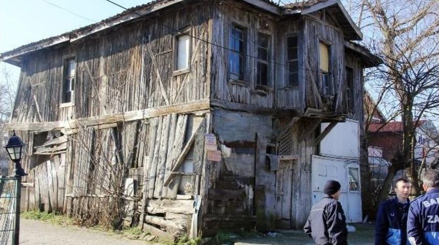 2 Katlı Ahşap Ev Belediye Ekiplerince Yıkıldı