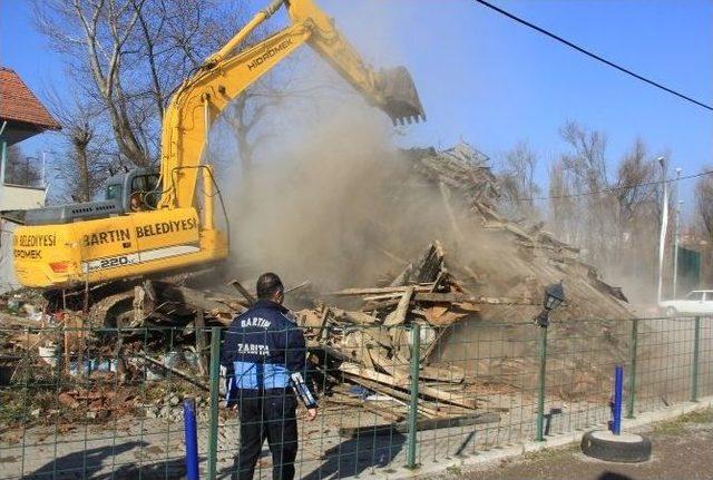 2 Katlı Ahşap Ev Belediye Ekiplerince Yıkıldı