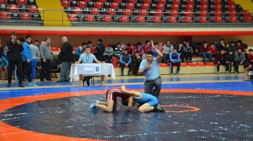 Yıldızlar G&uuml;reş İl Birinciliği Se&ccedil;meleri Bafra&rsquo;da Başladı