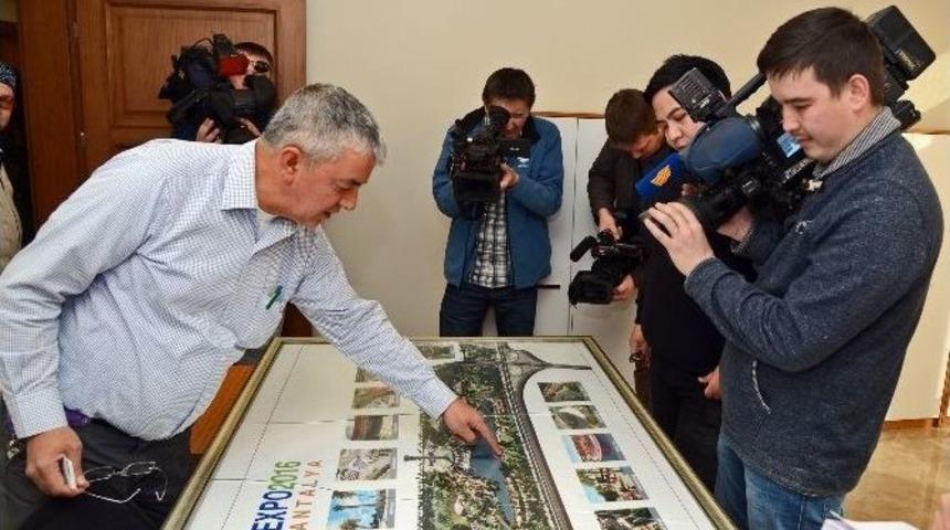 Kazakistanlı Gazeteciler Expo 2016 Alanında