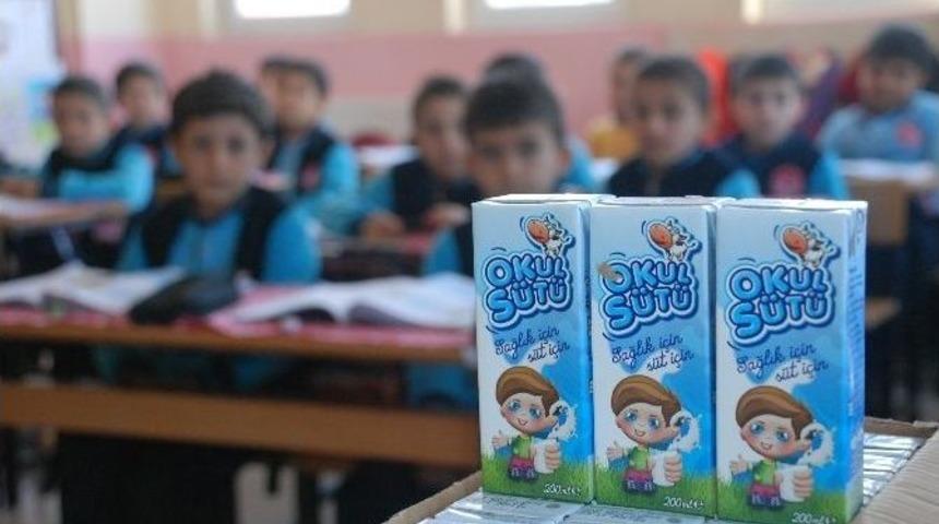 Tokat&rsquo;ta &Ouml;ğrencilere Okul S&uuml;t&uuml;