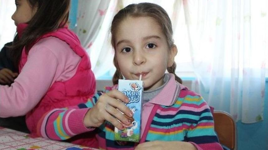 Osmaneli&rsquo;de Okul S&uuml;t&uuml; Dağıtımı Başladı