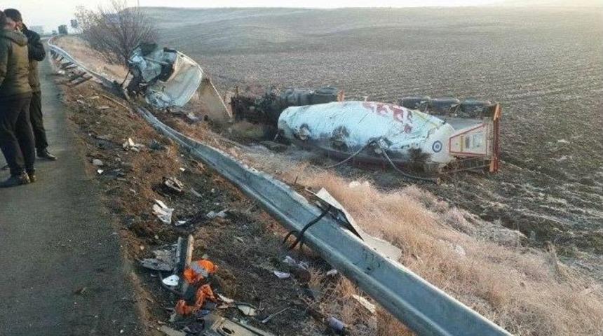Ankara&rsquo;da Otob&uuml;s İle Mozaik Y&uuml;kl&uuml; Tır &Ccedil;arpıştı: 8 Yaralı