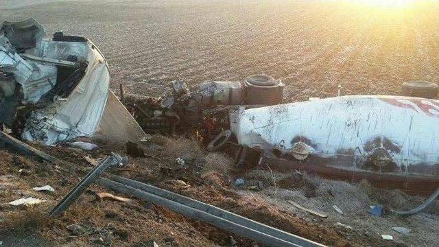 Ankara’da Otobüs İle Mozaik Yüklü Tır Çarpıştı: 8 Yaralı