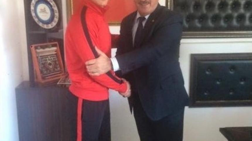 Milli Güreşçiden, Başkan Uysal’a Ziyaret