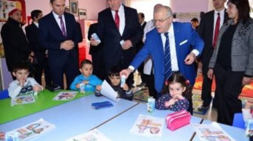 Anaokulu Öğrencilerine Süt Dağıtıldı