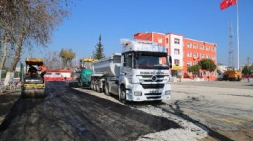 Erdemli’de Okul Bahçeleri Asfaltlanıyor