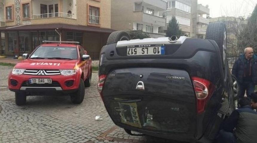 Duran Araca &Ccedil;arpan Otomobil Ters D&ouml;nd&uuml;