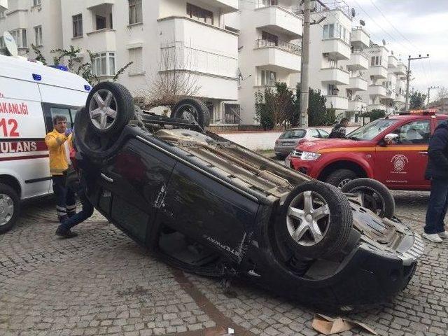 Duran Araca Çarpan Otomobil Ters Döndü