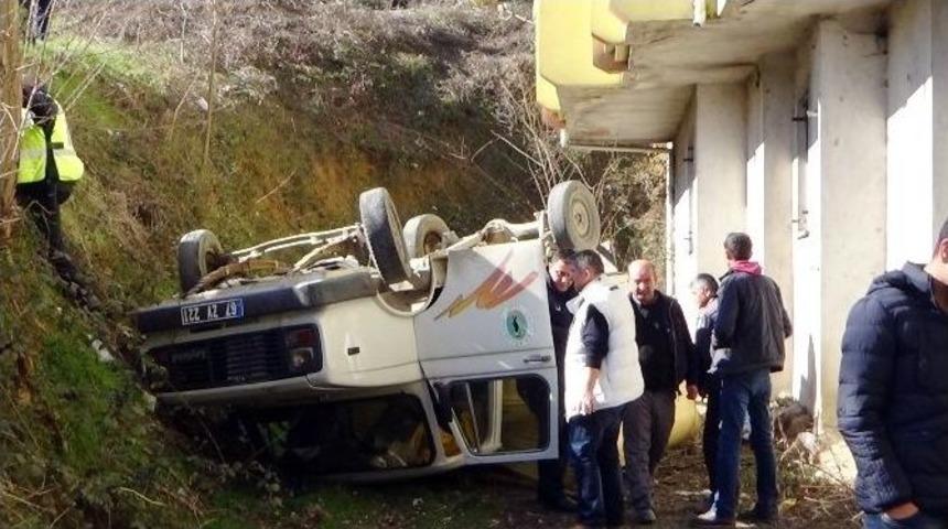 Belediye Aracı Apartman Bah&ccedil;esine U&ccedil;tu