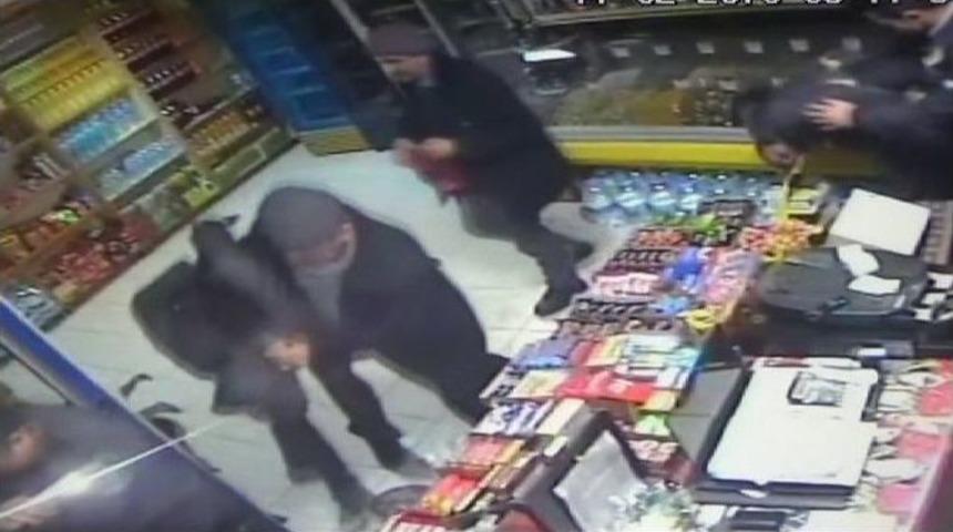 Tekel Bayisini Soyarken Polise B&ouml;yle Yakalandılar