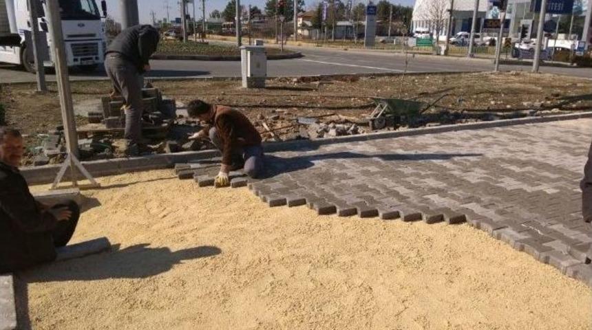 Kaldırım Ve Ref&uuml;j D&uuml;zenleme &Ccedil;alışmaları Devam Ediyor