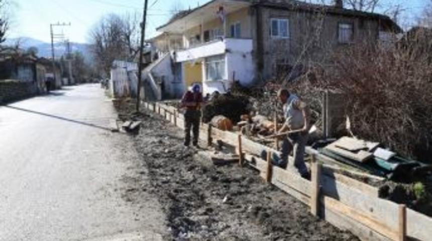 Cadde Boyunca Dekoratif Perde Duvar &Ouml;r&uuml;l&uuml;yor