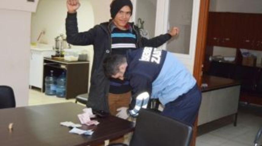 Cami &Ouml;n&uuml;nde Dilenen Gencin Cebinden &Ccedil;ıkan Para Şaşırttı