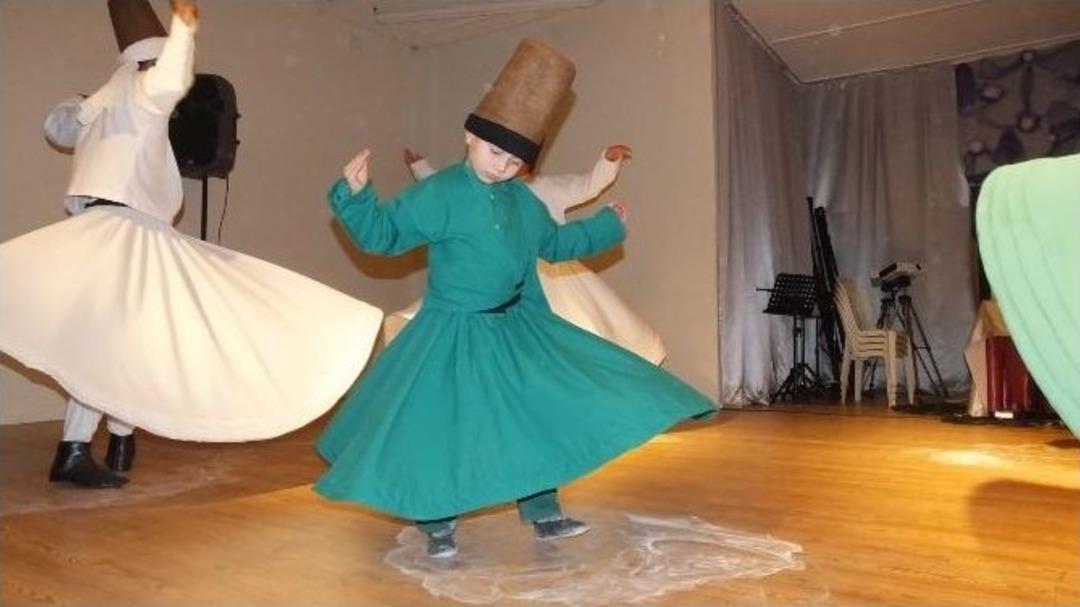 Burhaniye&rsquo;de Sahneye &Ccedil;ıkan 7 Yaşındaki Semazene B&uuml;y&uuml;k İlgi G&ouml;rd&uuml;