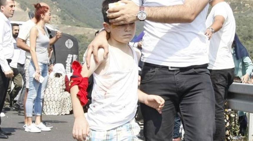 Bursa'da lastiği patlayan minibüs devrildi: Çocuklarında bulunduğu 14 kişi yaralandı