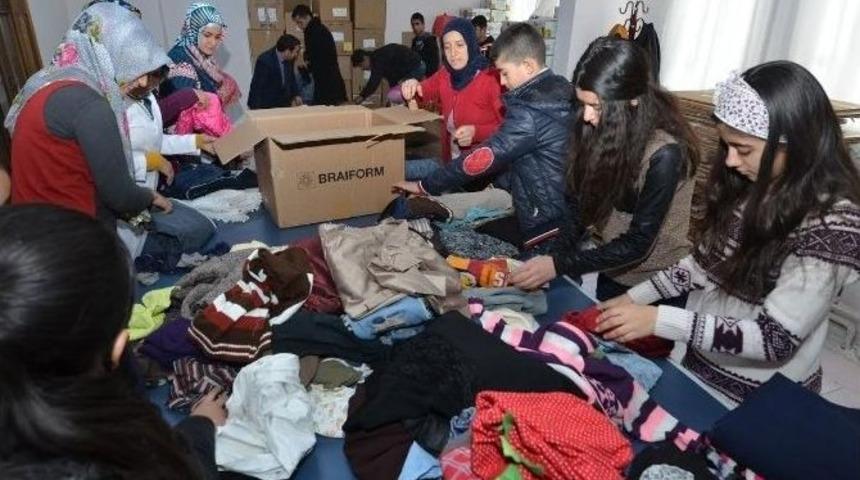 &lsquo;kardeşlerimiz &Uuml;ş&uuml;yor, Bir &Ccedil;ocuk Da Sen Giydir&rsquo; Kampanyasında 500 Koli Yardım Toplandı