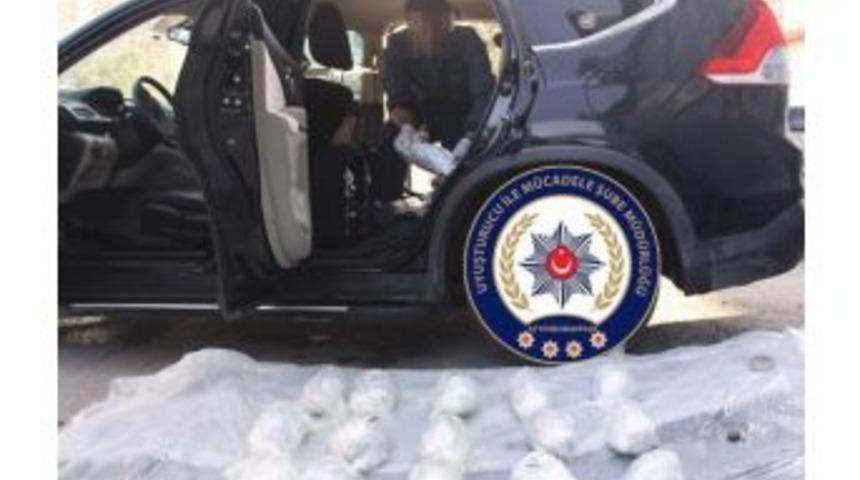 L&uuml;ks Cipe Zulalanmış 8,5 Kilo Esrar Polisin Dikkatinden Ka&ccedil;madı