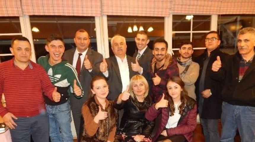 &rsquo;emret Komutanım, S&uuml;tkardeşler&rsquo; Adlı Tiyatro B&uuml;y&uuml;k Beğeni Topladı