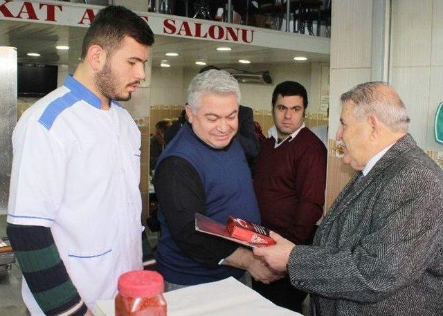 Onikişubat Belediyesi’nden Vatandaşa 10 Bin Bayrak