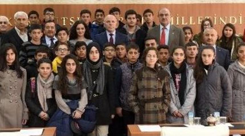 Sekmen, Teog&rsquo;da Başarılı Olan &Ouml;ğrencileri Kayakla &Ouml;d&uuml;llendirdi