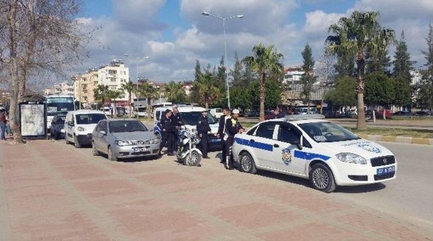 Plakasız Motosikletle Yakalanan Şahıs, Uyuşturucu Ticaretinden Tutuklandı