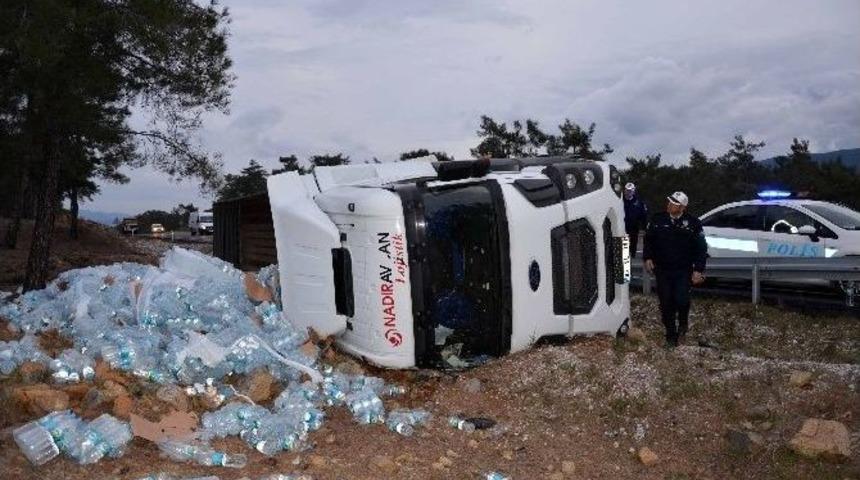 Su Y&uuml;kl&uuml; Tır Şarampole Devrildi; 1 Yaralı