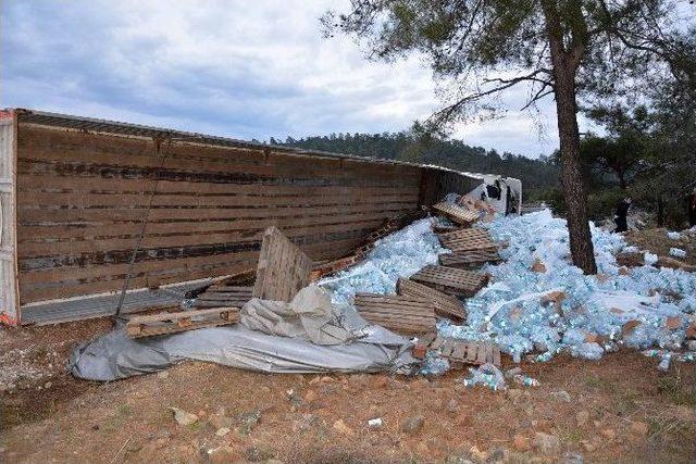 Su Yüklü Tır Şarampole Devrildi; 1 Yaralı