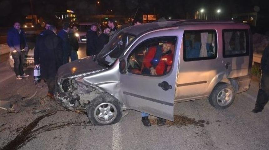 Hatalı Sollama Kaza Getirdi: 2 Yaralı