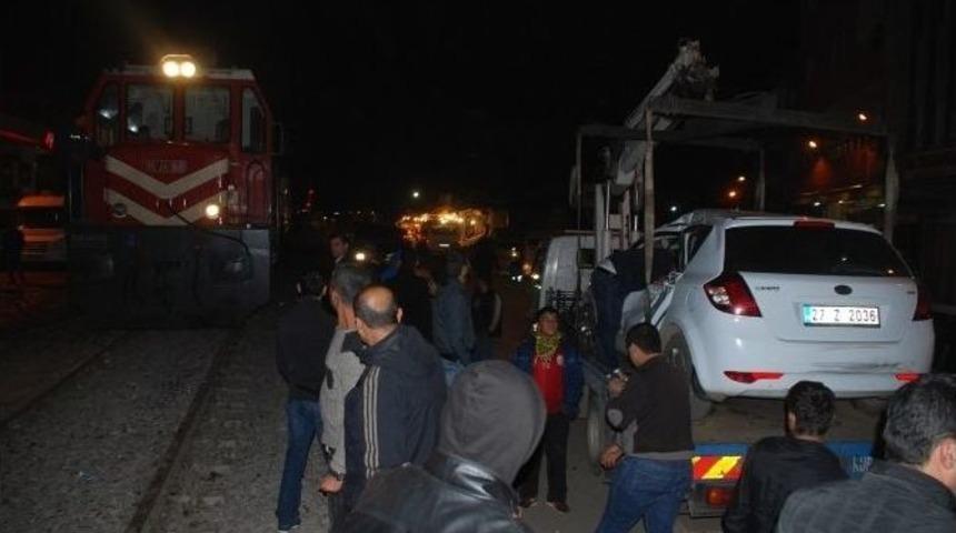 Yolcu Treni Otomobili Bi&ccedil;ti: 2 Yaralı