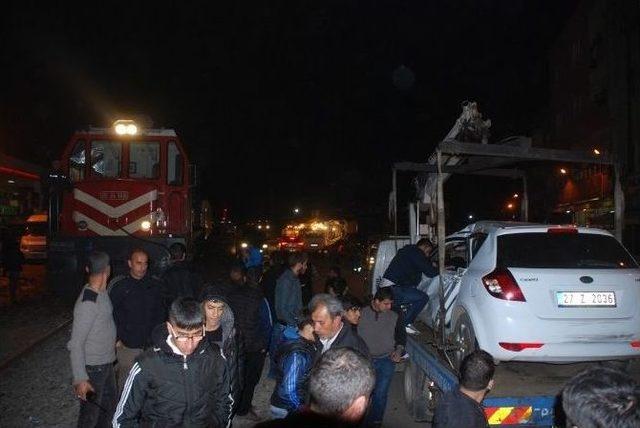 Yolcu Treni Otomobili Biçti: 2 Yaralı