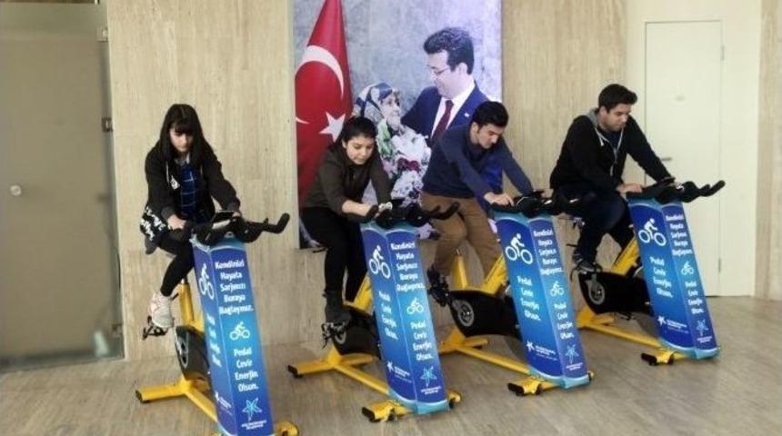 Pedal &Ccedil;evirerek Telefonlarını Şarj Edecekler