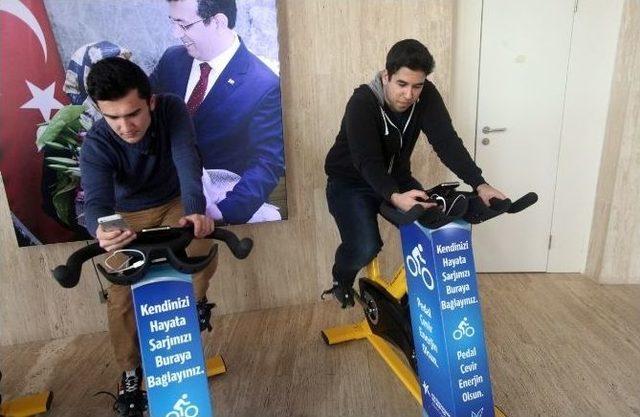 Pedal Çevirerek Telefonlarını Şarj Edecekler