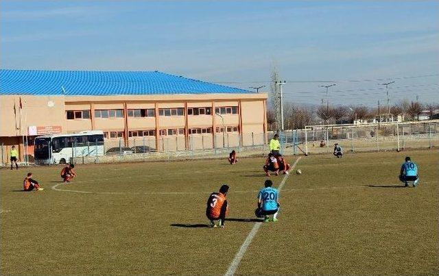 Bayırbucak Türkmenlerine Amatör Futbolculardan Destek