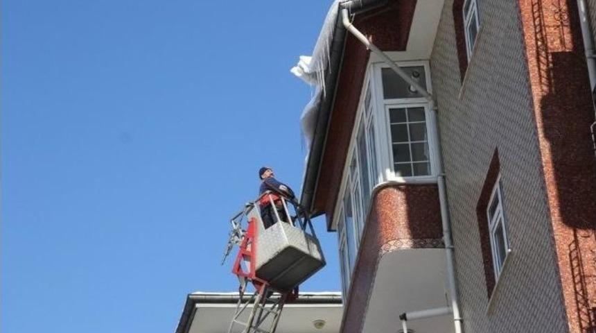 Buz Sarkıtları, İtfaiye Ekipleri Tarafından Temizleniyor