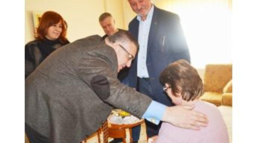 Kesimoğlu&rsquo;ndan Halk Otob&uuml;s&uuml;nde Yaralanan Kadına Bayana Ziyaret