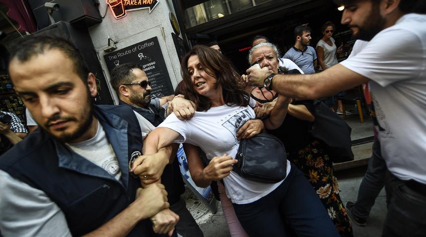 Taksim'de slogan sesleri! Tünel Meydanı'nda izinsiz eylem yapan guruba polis müdahale etti