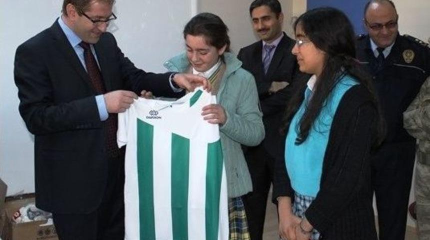 Kovancılar&rsquo;da Okullara Spor Malzemesi Dağıtıldı