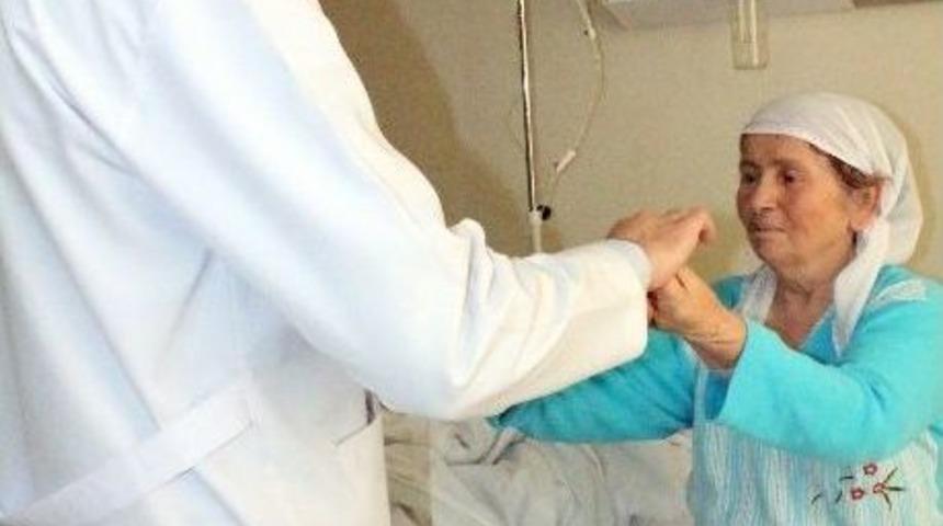 Fel&ccedil;li Geldiği Hastaneden Y&uuml;r&uuml;yerek &Ccedil;ıktı