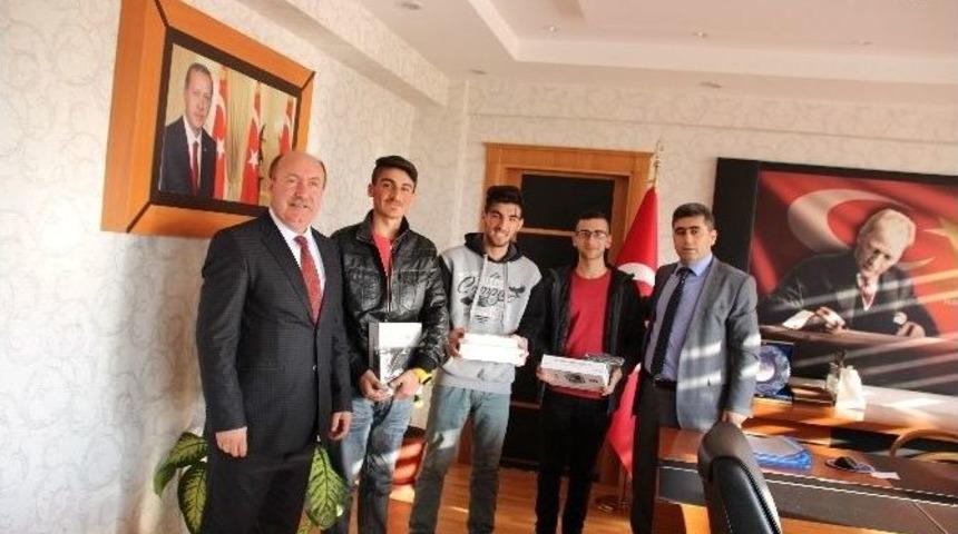 Kaymakam &Ccedil;etin&rsquo;den 3 &Ouml;ğrenciye Bilgisayar Tablet Hediye