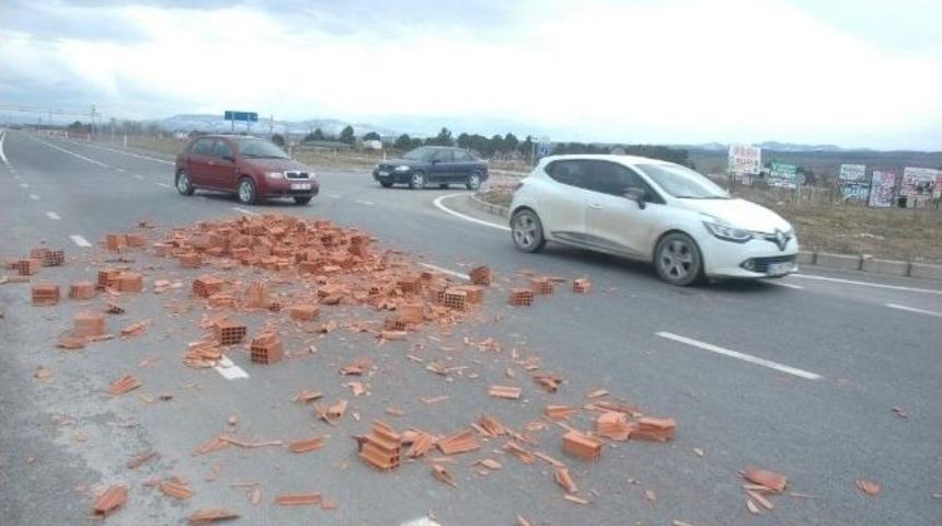 Yola D&ouml;k&uuml;len Tuğlalar S&uuml;r&uuml;c&uuml;lere Zor Anlar Yaşatıyor